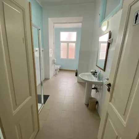 Artdeco Chiado 4 - Large Comfortable Double With Shared Bathroom Penzion Lisboa