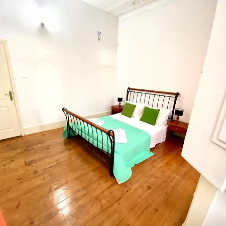 Artdeco Chiado 4 - Large Comfortable Double With Shared Bathroom 3*