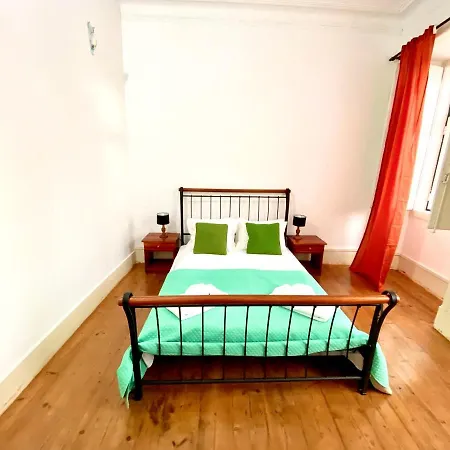 Konukevi Artdeco Chiado 4 - Large Comfortable Double With Shared Bathroom Lisboa