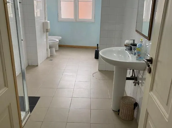Artdeco Chiado 4 - Large Comfortable Double With Shared Bathroom