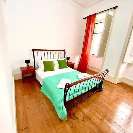 Maison d'hôtes Artdeco Chiado 4 - Large Comfortable Double With Shared Bathroom