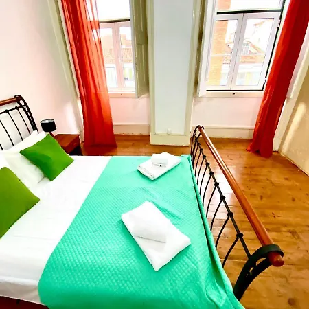 Artdeco Chiado 4 - Large Comfortable Double With Shared Bathroom 3*